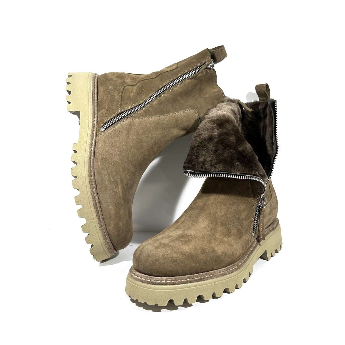 Caiman - Lammfell Boots Taupe - Veloursleder - Made in Italy - Stehend.jpg
