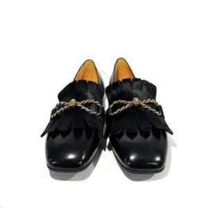 Schwarze Loafer mit Fransen und goldfarbenem Accessoire MARA BINI - vorne